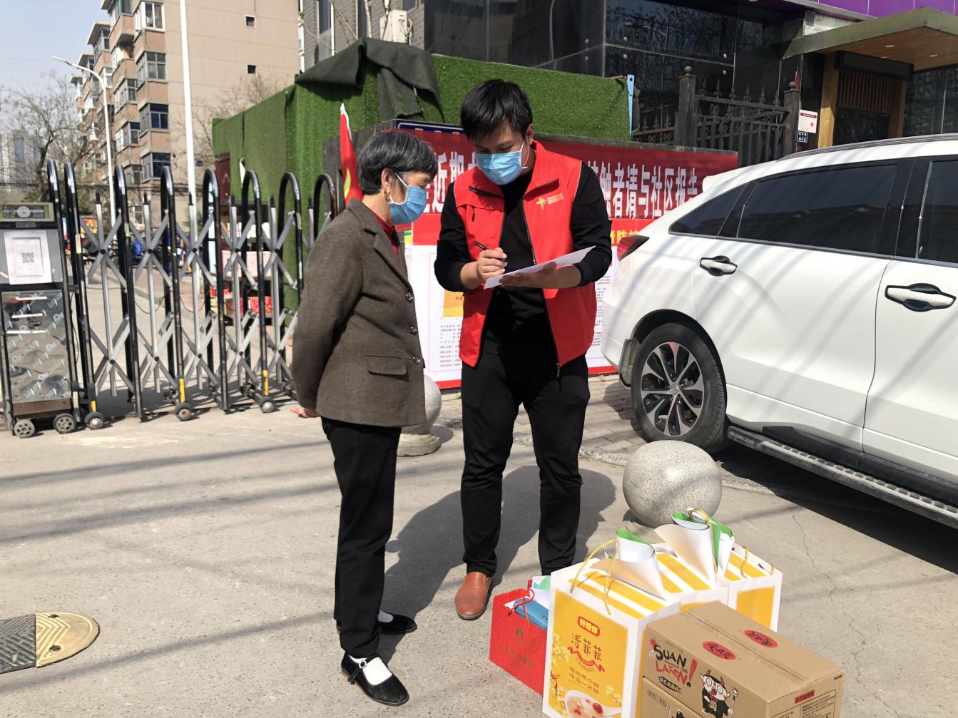 说明: 田镇源为一线医务人员家属送爱心物资