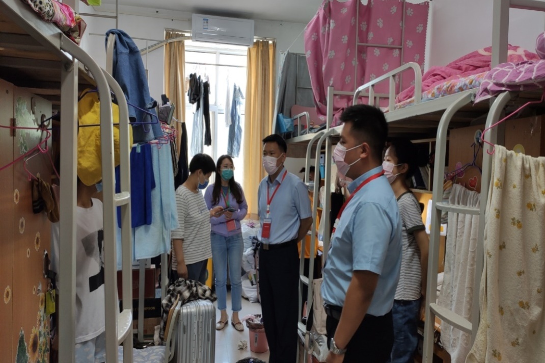 说明: F:\我的坚果云\1工作\3专项工作\2020新冠肺炎疫情防控\宣传文稿\第二临床医学院辅导员看望刚到宿舍的同学们.jpg